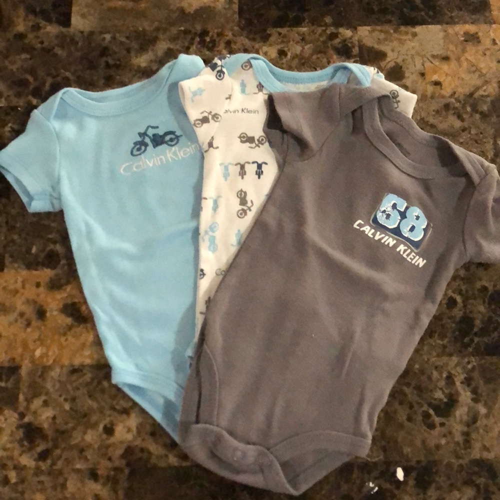 Bundle of 3 Calvin Klein onesies size 0-3 months